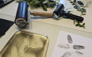 Drucken im Kreativraum mit Wildblumen und Gräsern